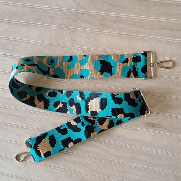 Ahdorned Guitar Style Cheetah Animal Print Crossbody Gold Hardwear Strap - Picture 5 of 8